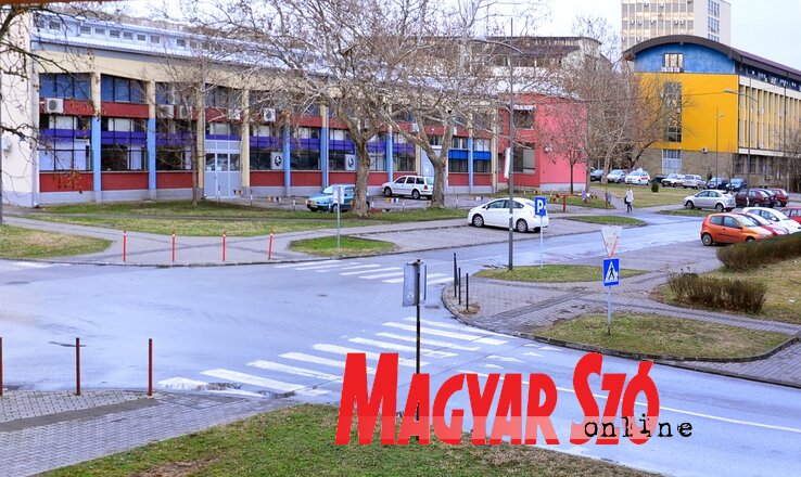Az egyetemvárosban az idén felújítják az útburkolatot, a járdákat és a parkolókat, valamint egy új körforgalmú útkereszteződést építenek (Dávid Csilla felvétele)