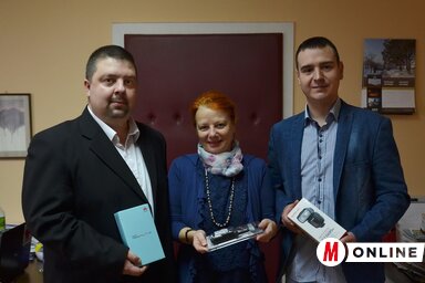 Kerekes Zoltán, Varjú Márta és Mohácsi Zoltán az új műszaki felszereléssel (Lakatos János felvétele)