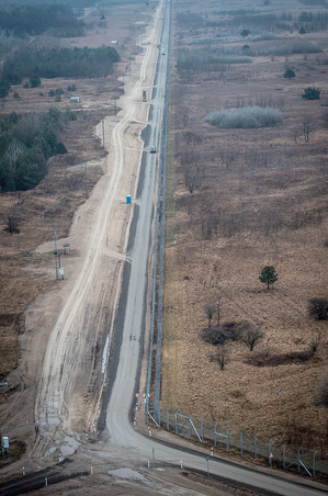 A manőverút mögé épül az okoskerítés (Fotó: MTI)