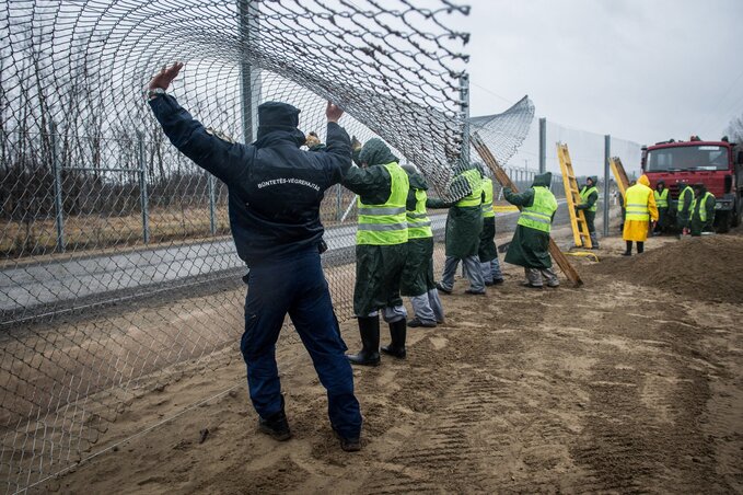 Az új kerítést a börtönbüntetésüket töltő fegyencek építik (Fotó: MTI)