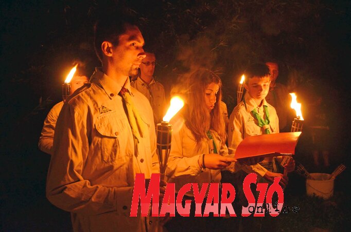 A cserkészek István-napi fáklyagyújtása (fotó: Molnár Edvárd) A cserkészek István-napi fáklyagyújtása (fotó: Molnár Edvárd)