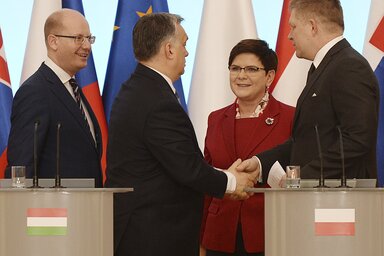Bohuslav Sobotka, Orbán Viktor, Beata Szydło és Robert Fico a sajtótájékoztatót követően (Fotó: Beta/AP)