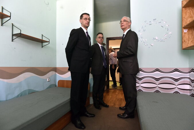 Varga Mihály és Balog Zoltán megtekintenek egy kollégiumi szobát (Fotó: MTI)