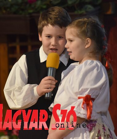 Snajder Hanna és Barna Máté népies köszöntővel nyitották meg a rendezvény művelődési részét (Ótos András felvétele)