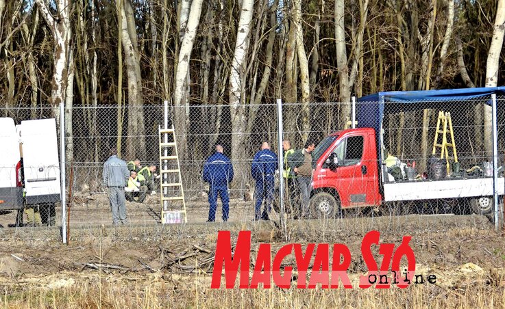 Épül a második kerítés Épül a második kerítés