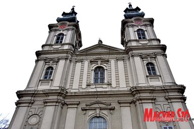 A székesegyház tornyai közötti repedés már a templomépítéskor megjelent (Gergely Árpád felvétele)
