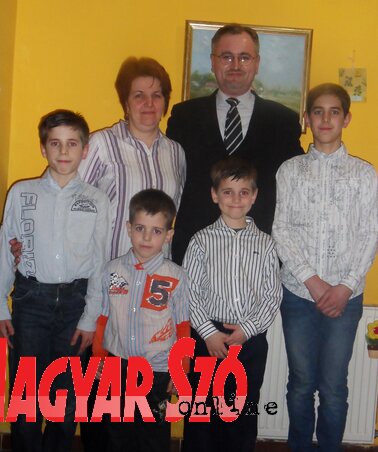 Harangozó László lelkész családjával (Gergely Árpád felvétele) Harangozó László lelkész családjával (Gergely Árpád felvétele)