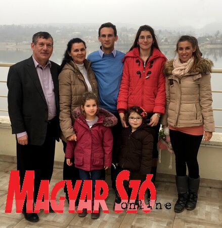 A Nagy család néhány tagja: Sándor, Valéria, István, Angéla, Enikő, Laura és Dária (Ótos András felvétele) A Nagy család néhány tagja: Sándor, Valéria, István, Angéla, Enikő, Laura és Dária (Ótos András felvétele)