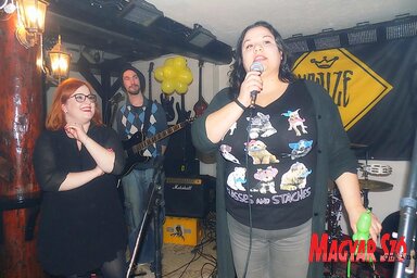 Pető Beáta köszöntője után kezdetét vette a fergeteges koncert (Szögi Csaba felvétele)