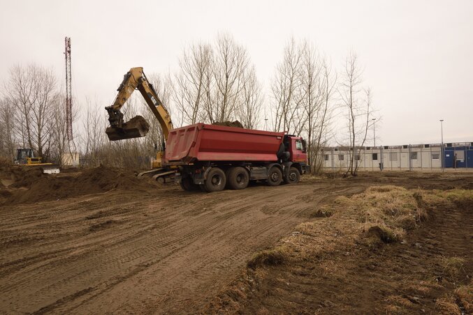 Az új jogi szabályozás miatt már megkezdték a röszkei tranzitzóna kibővítését (Fotó: MTI)