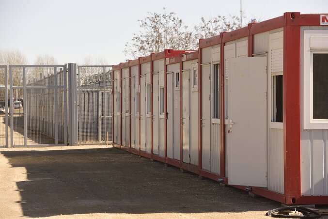 Konténerszállások a bevándorlók elhelyezésére a röszkei tranzitzónában (Fotó: MTI)