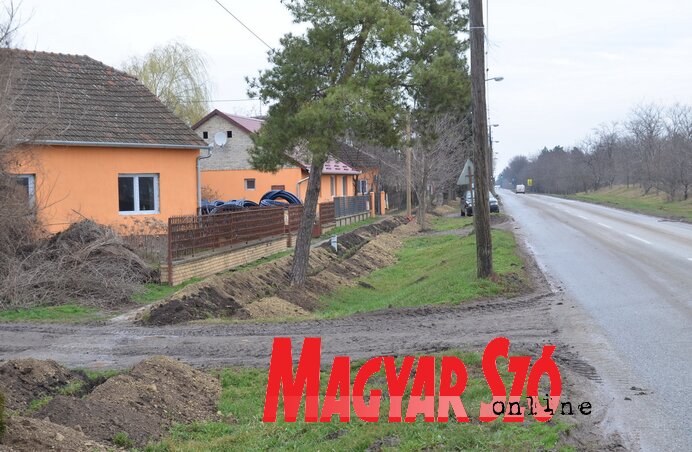 Jelenleg is folyamatban van a vízhálózat felújítása a Petőfi Sándor utcában (Lakatos János felvétele) Jelenleg is folyamatban van a vízhálózat felújítása a Petőfi Sándor utcában (Lakatos János felvétele)