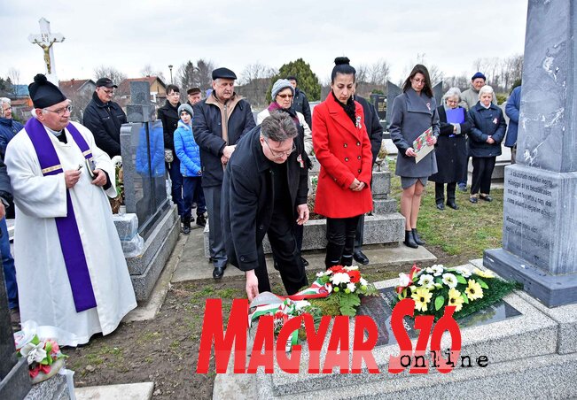 Töröky Pál sírjának megkoszorúzása (Fotó: Gergely Árpád) Töröky Pál sírjának megkoszorúzása (Fotó: Gergely Árpád)