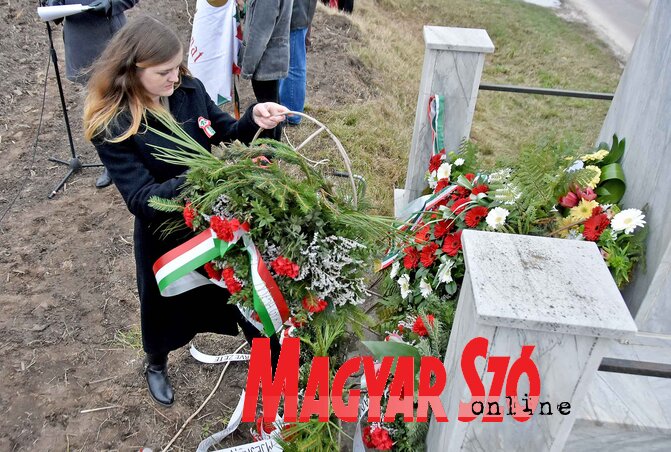 A kaponyai emlékmű megkoszorúzása (Fotó: Gergely Árpád) A kaponyai emlékmű megkoszorúzása (Fotó: Gergely Árpád)