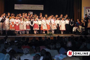 Megtelt a művelődési otthon és a színpad is (Kép: Kecskés István)