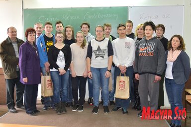 A Curie Kémia Emlékverseny selejtezőjének helyezettjei és felkészítő tanáraik