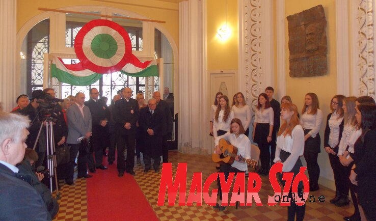 A megemlékezés résztvevői a városháza oszlopcsarnokában (Horváth Zsolt felvétele) A megemlékezés résztvevői a városháza oszlopcsarnokában (Horváth Zsolt felvétele)