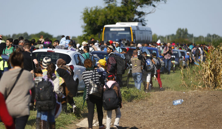 Tömegesen „vándorolnak” a röszkei gyűjtőpontot elhagyva. Az UNHCR arra figyelmeztetett, hogy a napokban még nagyobb migráns-hullám érkezése várható (Beta/AP)