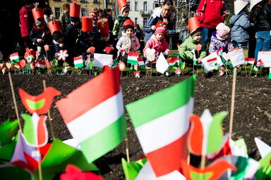 A március 15-ei ünnepi műsor főpróbájának résztvevői a Magyar Nemzeti Múzeum előtt (Fotó: MTI)