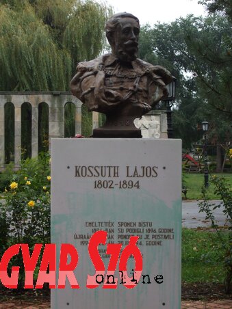 A bácskossuthfalviak és a falut jelképező Kossuth-szobor (Herceg Elizabetta felvétele)