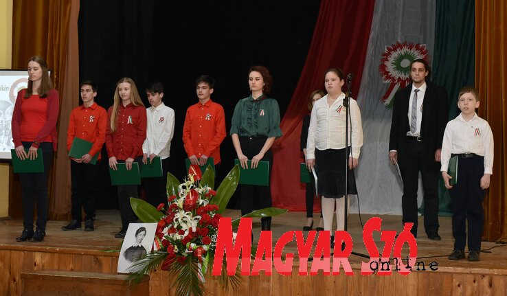 A Központ keretében tevékenykedő fiatalok alkalmi műsort mutattak be a közönségnek (Ótos András felvétele) A Központ keretében tevékenykedő fiatalok alkalmi műsort mutattak be a közönségnek (Ótos András felvétele)