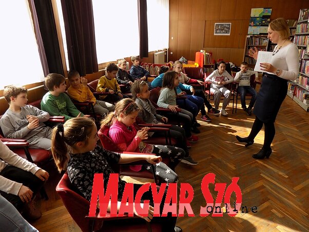Juhász Lassú Kornélia a könyvtári alapismeretekről kérdezi a gyerekeket Juhász Lassú Kornélia a könyvtári alapismeretekről kérdezi a gyerekeket