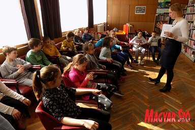 Juhász Lassú Kornélia a könyvtári alapismeretekről kérdezi a gyerekeket