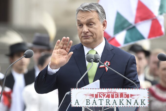 Orbán Viktor a díszünnepségen mondott beszéde előtt (Fotó: Beta/AP)