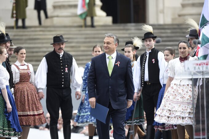 Orbán Viktor érkezik a szónoki állványhoz (Fotó: MTI)