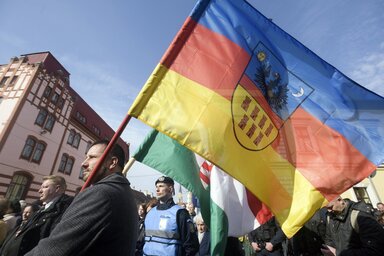 Soós Sándor, az Erdélyi Magyar Néppárt Kolozs megyei elnöke vállán Erdély-zászló és magyar nemzeti lobogó (Fotó: MTI)