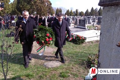 Az önkormányzat képviselői megkoszorúzzák a feszületet (Csincsik Zsolt felvétele)