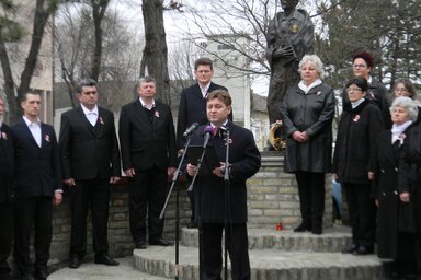 Óbecsén hatodik éve annak, hogy a Petőfi-szobornál ünneplik március 15-ét (Fotó: Fehér Rózsa)