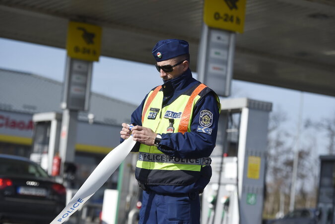 Rendőr az egyik kirabolt benzinkútnál (Fotó: MTI)