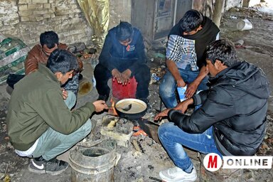 Fiatalemberek a tűz körül (Fotó: Gergely Árpád)