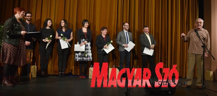 Az újságíró-díjasok, a mikrofonnál Nagy Nándor Az újságíró-díjasok, a mikrofonnál Nagy Nándor
