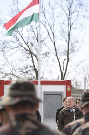 Simicskó István honvédelmi miniszter beszédet mond a hercegszántói határvédelmi bázis átadásán (Fotó: MTI)