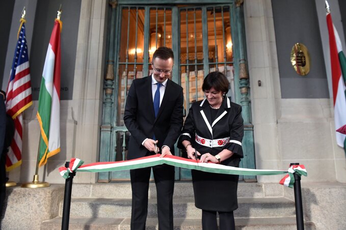 Szijjártó Péter magyar külgazdasági és külügyminiszter és Szemerkényi Réka washingtoni magyar nagykövet felavatja Magyarország új washingtoni nagykövetségének épületét 2017. március 21-én (MTI Fotó: KKM)