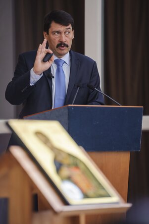 Áder János előadását tartja (Fotó: MTI)