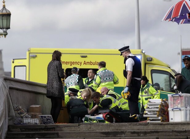 Mentősök egy sebesültet részesítenek elsősegélyben (Fotó: MTI/AP/Matt Dunham)