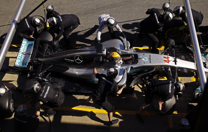 Lewis Hamilton kerékcseréje a tesztelésen