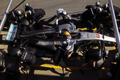 Lewis Hamilton kerékcseréje a tesztelésen