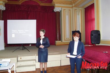 Jerasz Anikó, az MNT Végrehajtó Bizottságának elnöke és Petkovics Márta, az MNT VB tagja a szakaktíva alakuló ülésén