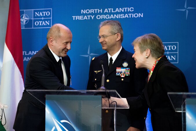 Simicskó István és Rose Gottemoeller kezet fog, középen Denis Mercier (Fotó: MTI)