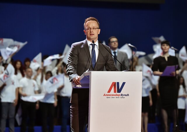 Szijjártó Péter Vučić kampányrendezvényén (MTI)