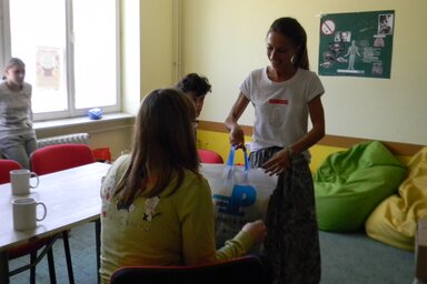 A csomagokat Katarina adta át a napközis otthon gyermekeinek (Fotó: Fehér Rózsa)