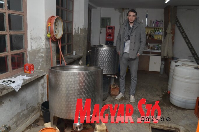 Ezekben az edényekben fől a sör Ezekben az edényekben fől a sör