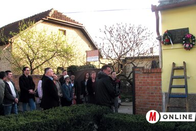 Koszorúzás a szülői háznál (fotó: Kecskés István)
