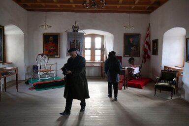 Érdeklődők II. Rákóczi Ferenc szülőszobájában a felújításra váró Rákóczi-kastélyban (fotó: MTI)