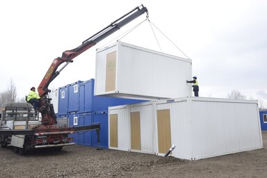 Ilyen konténerekben helyezik el a bevándorlókat (Fotó: MTI)