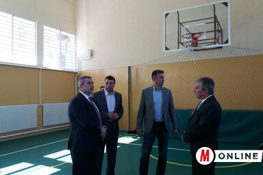 A vendégek a sándori iskola felújított tornatermében (Fotó: Magyar Lívia)